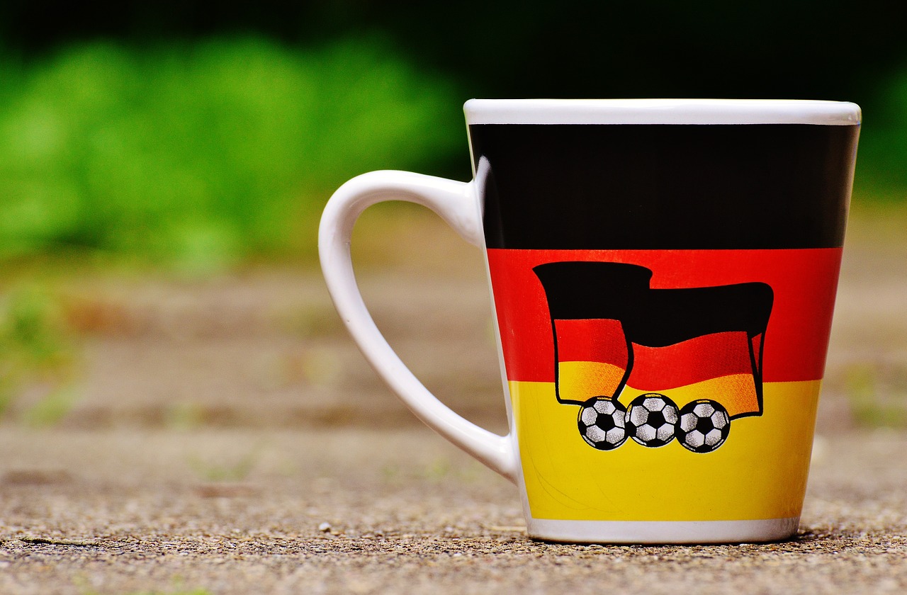 Tasse mit Fussball und Deutschland-Flagge darauf